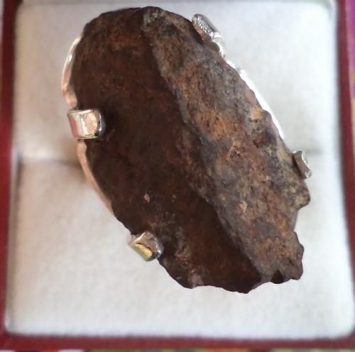 Hermoso anillo confeccionado con roca de mete - Imagen 2