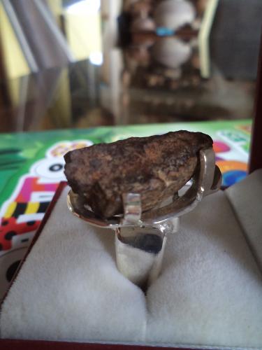 Hermoso anillo confeccionado con roca de mete - Imagen 3