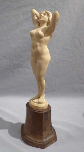 hermosa escultura de mujer desnuda hecha de m - Imagen 1
