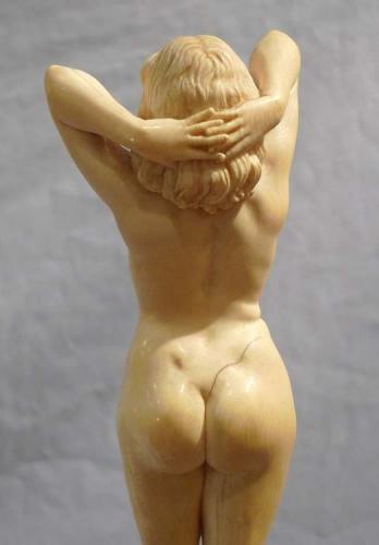hermosa escultura de mujer desnuda hecha de m - Imagen 2