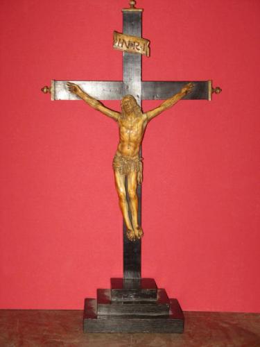 Cristo de marfil con base de peana en madera - Imagen 1