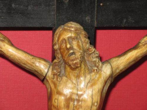 Cristo de marfil con base de peana en madera - Imagen 2
